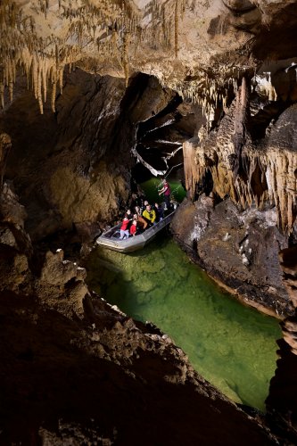 Grotte de Labouiche (Ariège) - Groupe de touristes dans une barque admirant les concrétions(SP-23-1578)